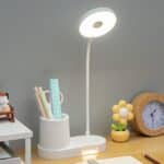 מנורת שולחן LED עם מעמד לעטים ותאורת לילה T2 - ראש עגול